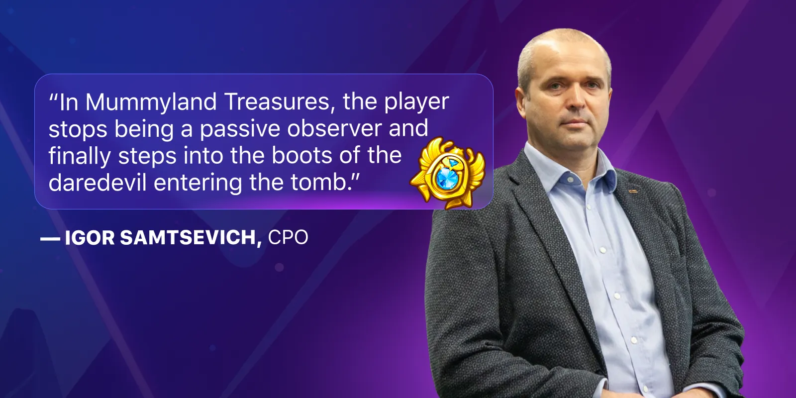 Igor Samtsevich, diretor de produtos da Belatra Games, olhando para a câmera ao lado de elementos da série de caça-níqueis Mummyverse